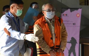 KPK menahan tersangka I Ketut Suarbawa dan Adnan atas dugaan korupsi pengadaan dan pelaksanaan pekerjaan pembangunan Jembatan Waterfront City atau Jembatan Bangkinang Tahun Anggaran 2015-2016 di Kabupaten Kampar, Riau yang menyebabkan kerugian keuangan ne