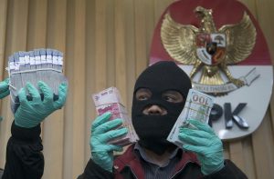 Penyidik KPK menunjukkan barang bukti berupa uang alam konferensi pers operasi tangkap tangan (OTT) Bupati Banyuasin, di Gedung KPK, Jakarta, Senin (5/9).