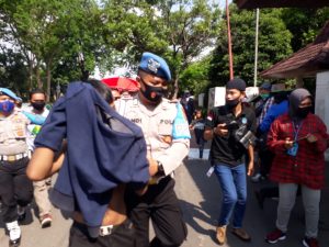 Klaim Aksi Damai Tolak UU Cipta Kerja, Polisi Tangkap Oknum Pembuat Ricuh Hingga Anarkis