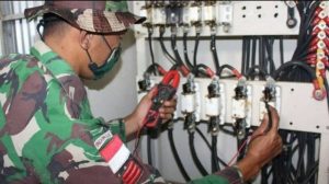 Satgas Yonif 125/SMB Bantu Masyakat Pedalaman yang Hidup Dalam Kegelapan