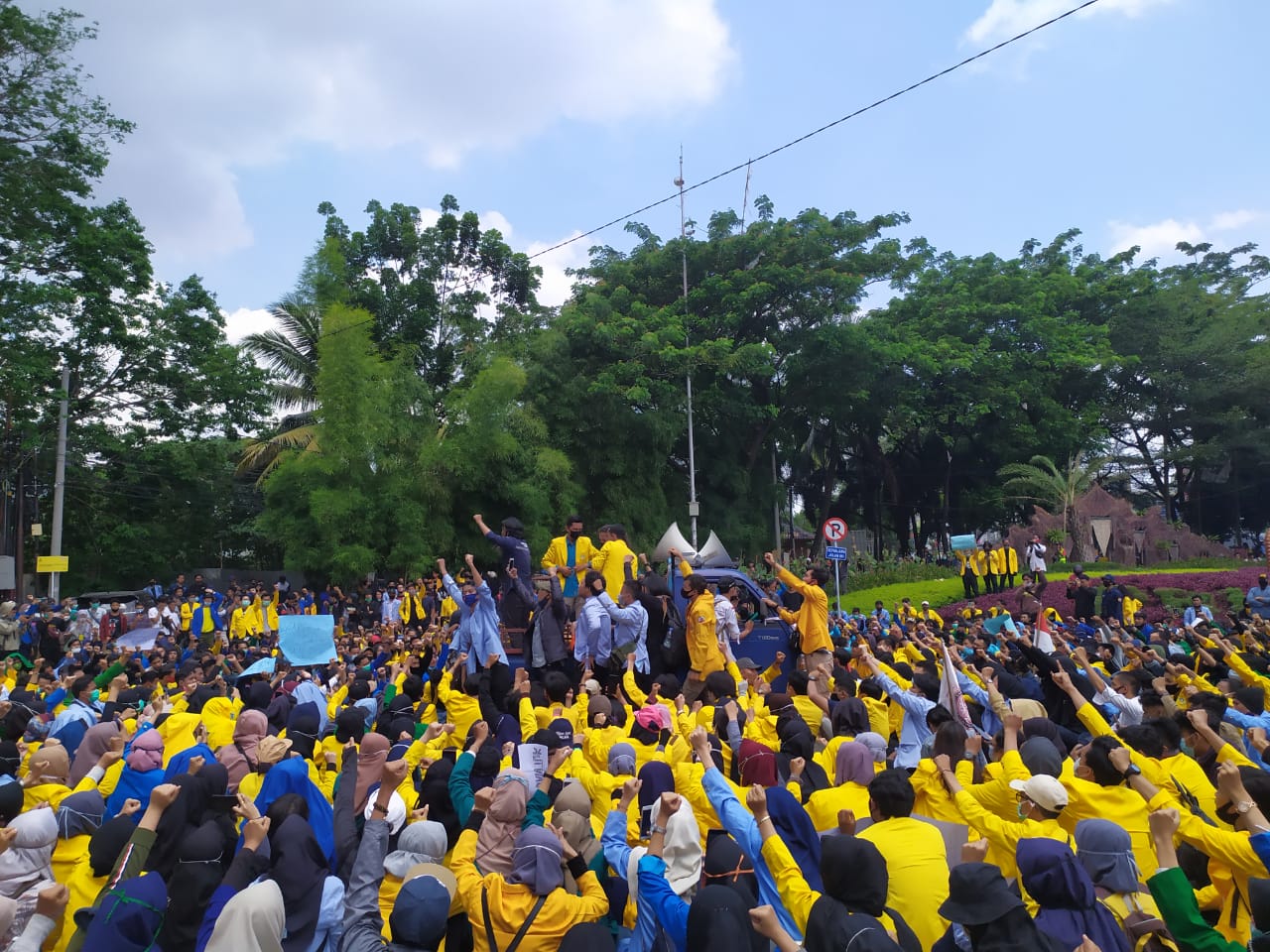 Ratusan Mahasiswa Sumsel Lakukan Unjuk Rasa di DPRD Palembang