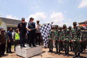 Gubenur sumsel utus tim kibarkan bendera di puncak bukit selero