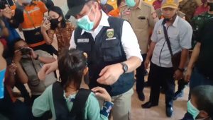 deru tinjau banjir ujan mas muara enim