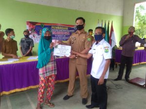 kades danau cala bagikan bansos2 Sambil Bagikan Bansos ke 283 KK, Kades Muba Sosialisakan Perbup No.67