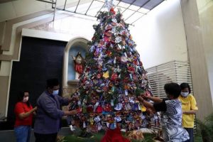 warga nu bantu buat pohon natal